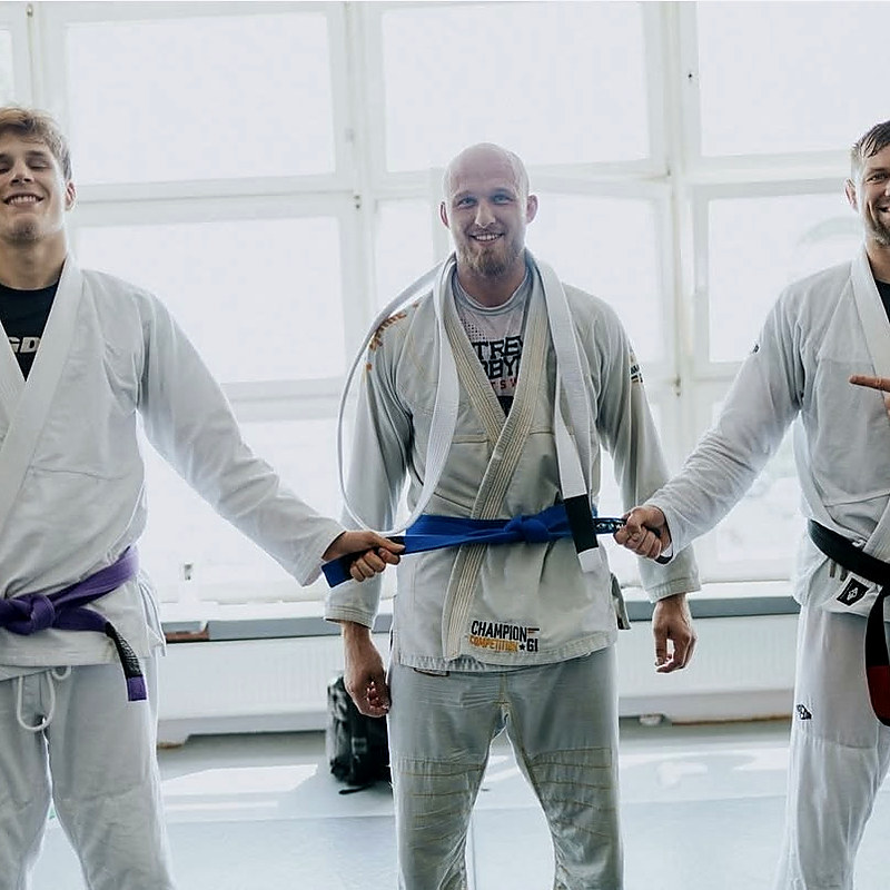 Kacper Olszewski podczas ceremonii nadania niebieskiego pasa Jiu-Jitsu