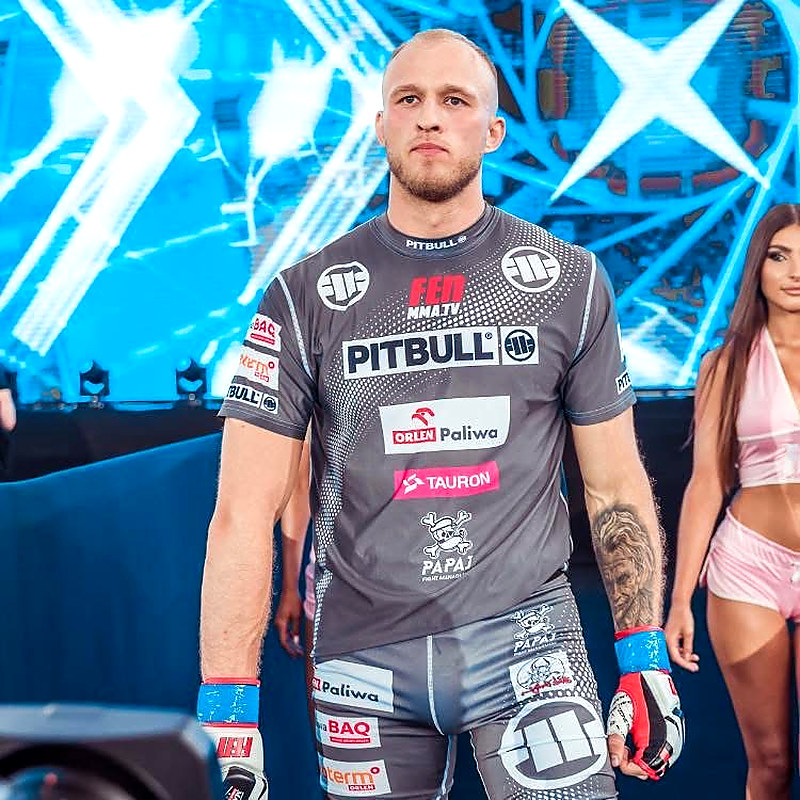 Zawodnik MMA Kacper Olszewski wychodzi do walki na gali FEN