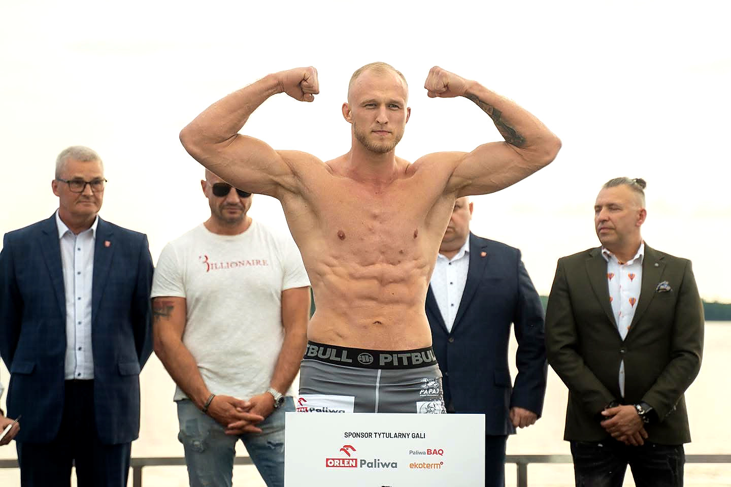 Trener MMA Kacper Olszewski podczas ważenia przed galą — treningi w Rumi i Gdyni