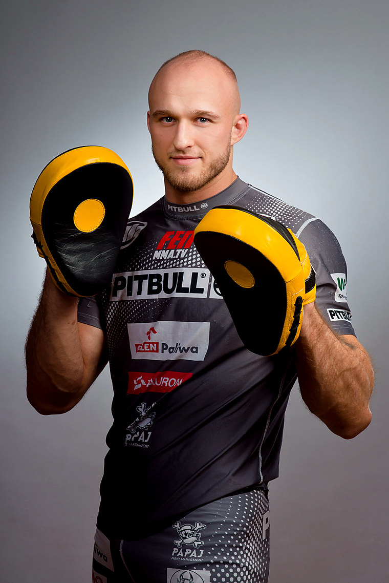 Trener MMA Kacper Olszewski z tarczami treningowymi na sali w Rumi